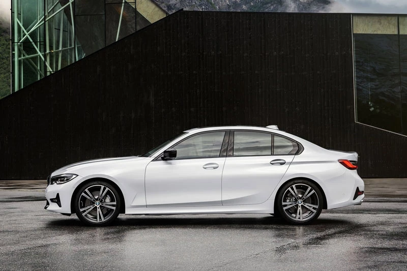 10. BMW 3 Series 2020 (giá khởi điểm của phiên bản AWD: 42.750 USD, điểm tổng thể: 7,9/10).