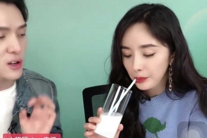 Những tình huống ‘cười ra nước mắt’ khi livestream của dàn sao Hoa Ngữ 