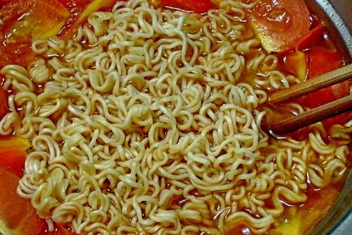 Những nguy hại khôn lường từ mì ăn liền