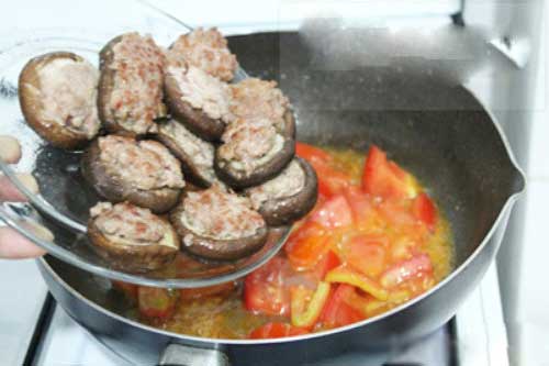 Cách làm món nấm nhồi thịt sốt cà chua thôi miên vị giác