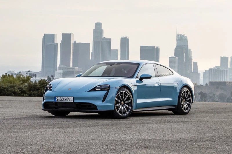 6. Porsche Taycan 2020 (giá khởi điểm của phiên bản AWD: 103.800 USD, điểm tổng thể: 8,6/10).