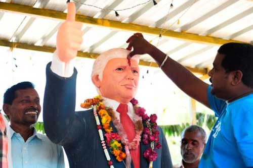 Người đàn ông Ấn Độ sau nhiều đêm không ngủ cầu nguyện cho Tổng thống Trump khỏi bệnh Covid-19