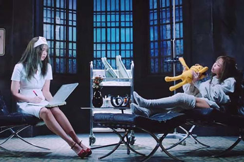 Trang phục y tá trong MV mới của BLACKPINK gây tranh cãi