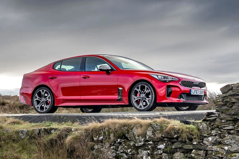 7. Kia Stinger 2020 (giá khởi điểm của phiên bản AWD: 35.290 USD, điểm tổng thể: 8,5/10).