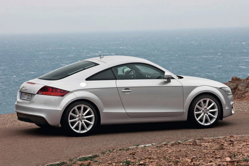 8. Audi TT 2020 (giá khởi điểm của phiên bản AWD: 45.500 USD, điểm tổng thể: 8,3/10).