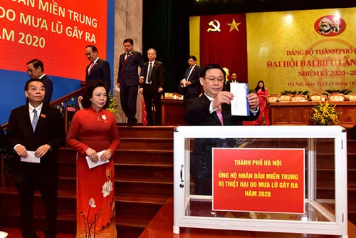 Bí thư Thành ủy Vương Đình Huệ và các đại biểu ủng hộ đồng bào miền Trung