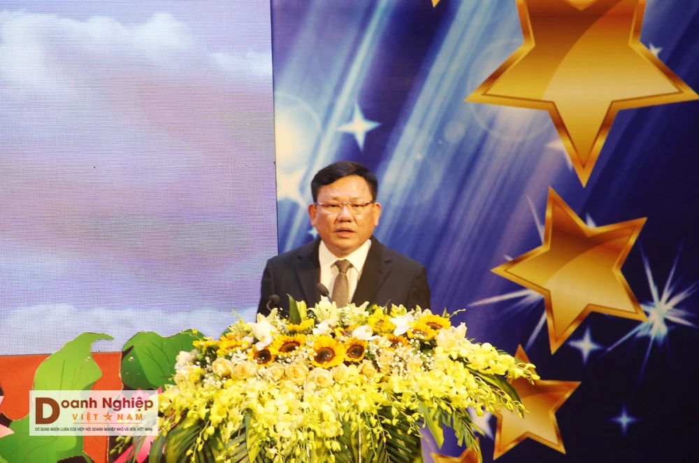 Ông Nguyễn Văn Thi, Phó Chủ tịch UBND tỉnh phát biểu tại lễ tôn vinh.