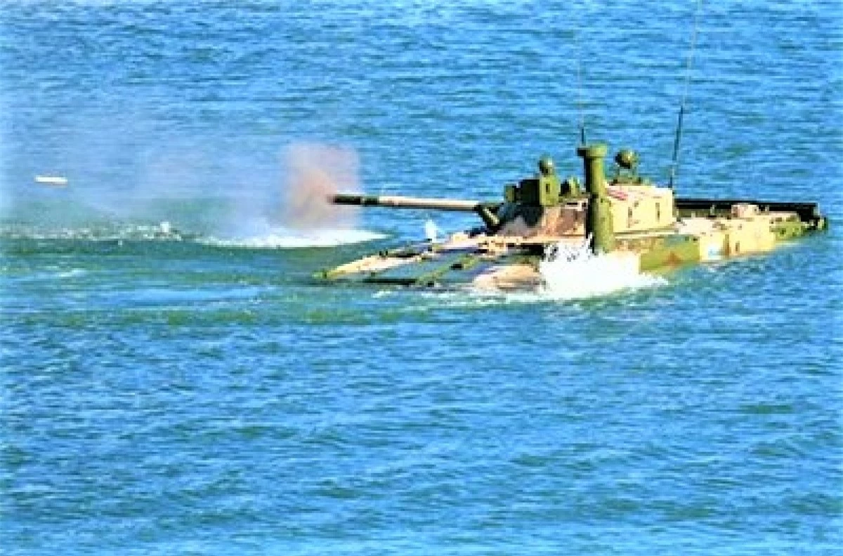 Một trong những ưu thế của BMP-3F là có thể khai hỏa khi đang bơi; Nguồn: defendingrussia.ru