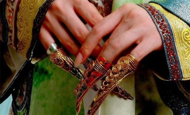 Ẩn ý phía sau chiếc móng giả bằng vàng của dàn Hậu cung triều Thanh: Đâu chỉ đơn thuần là món trang sức đắt giá - Ảnh 2.