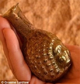 Chiếc cốc được tìm thấy bên cạnh người phụ nữ trong mộ cổ