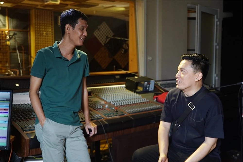 Nhạc sĩ Hoài Sa bàn bạc kỹ lưỡng công việc với Lam Trường.