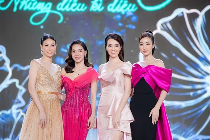 Thụy Vân cùng các giám khảo Hà Kiều Anh, Phạm Kim Dung, Đỗ Mỹ Linh tại bán kết Hoa hậu Việt Nam 2020.