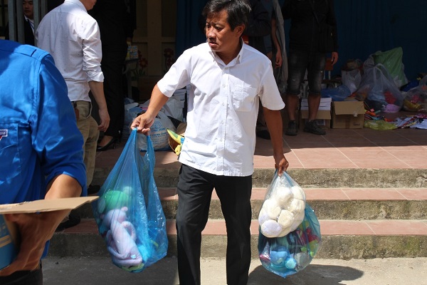 Ông Đoàn Ngọc Hải tặng quà cho học sinh nghèo tại huyện Hoàng Su Phì, tỉnh Hà Giang