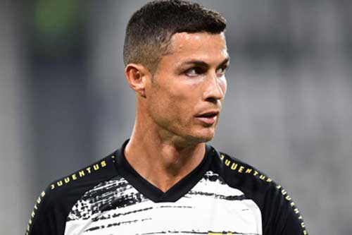 Ronaldo d&#x1B0;&#x1A1;ng t&#xED;nh v&#x1EDB;i Covid-19