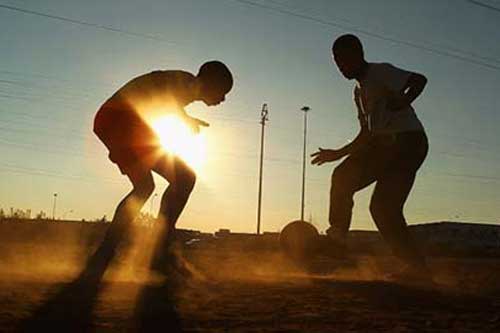 Mắc sai lầm, hậu vệ bị đồng đội 'đánh hội đồng' đến chết