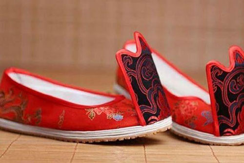 Nguyên nhân giày cổ đại Trung Quốc đều có mũi giày vểnh hướng lên trên: Sự hiểu biết của người xưa thật sự quá sức tưởng tượng của con cháu!