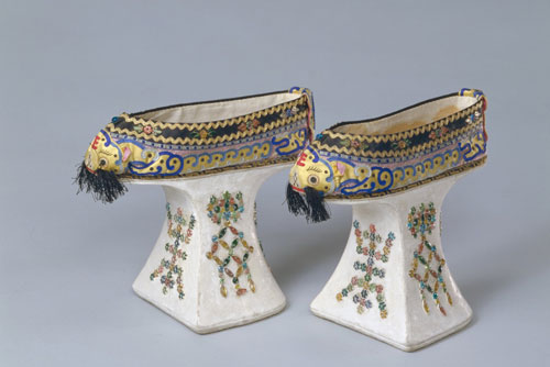 Giày "Hoa bồn để" trông rất khó đi nhưng tại sao phi tần nhà Thanh luôn sử dụng: Vì thẩm mỹ hay là vì hoàng đế yêu cầu?