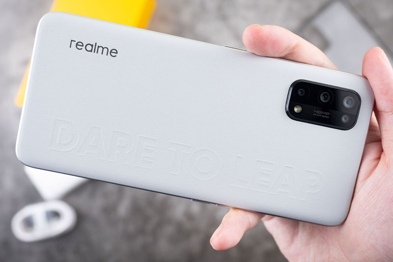 Cận cảnh smartphone 5G với RAM 8 GB, sạc 65W, giá 6,18 triệu đồng