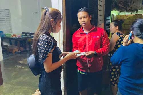 Thuỷ Tiên bất chấp nguy hiểm, ra miền Trung giúp đỡ bà con vùng lũ