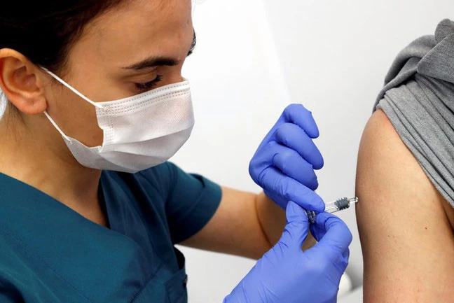 Một tình nguyện viên được tiêm vaccine COVID-19 trong thử nghiệm tại Mỹ. (Ảnh: Reuters)