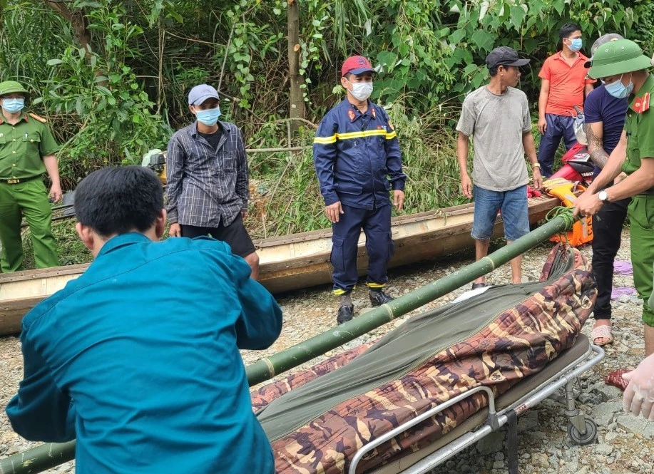 Lực lượng chức năng đưa thi thể công nhân Thuỷ điện Rào Trăng 3 về bệnh viện.