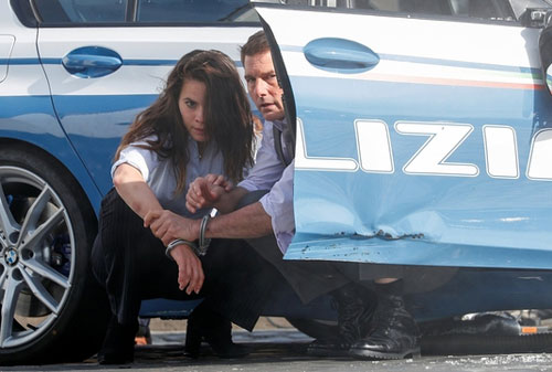 Tom Cruise 'bị còng tay' ở Rome