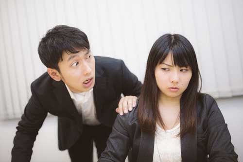 Đi chơi về khuya, tôi giật mình khi thấy quan tài dựng ngay trước cửa còn vợ đang mặc bộ đồ trắng đứng đợi sẵn