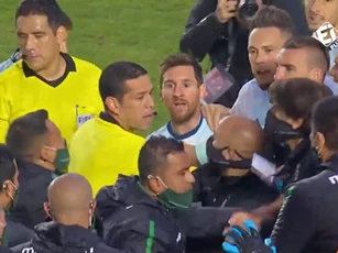 Messi văng tục với HLV đối thủ sau trận thắng nhọc của ĐT Argentina