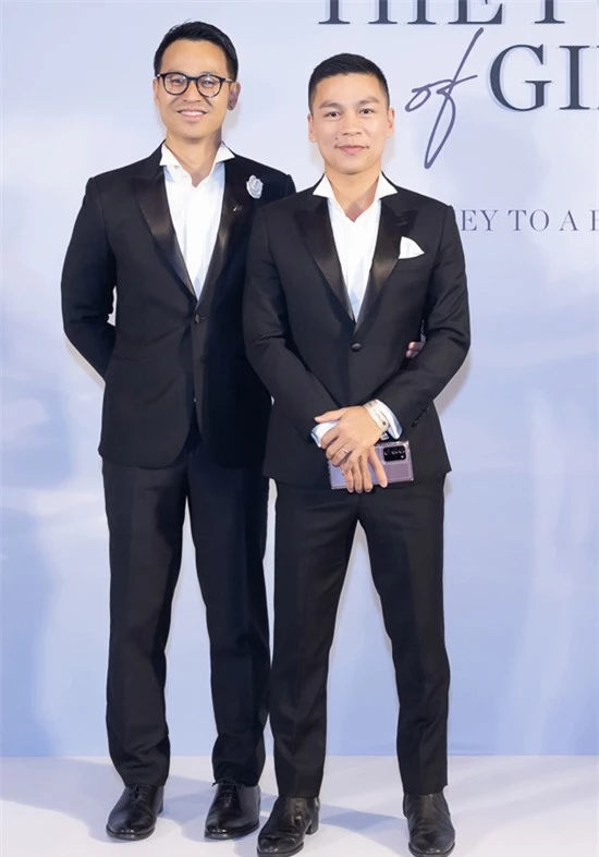 Nhà thiết kế Adrian Anh Tuấn (phải) mặc ton-sur-ton lịch lãm với bạn đời Sơn Đoàn.