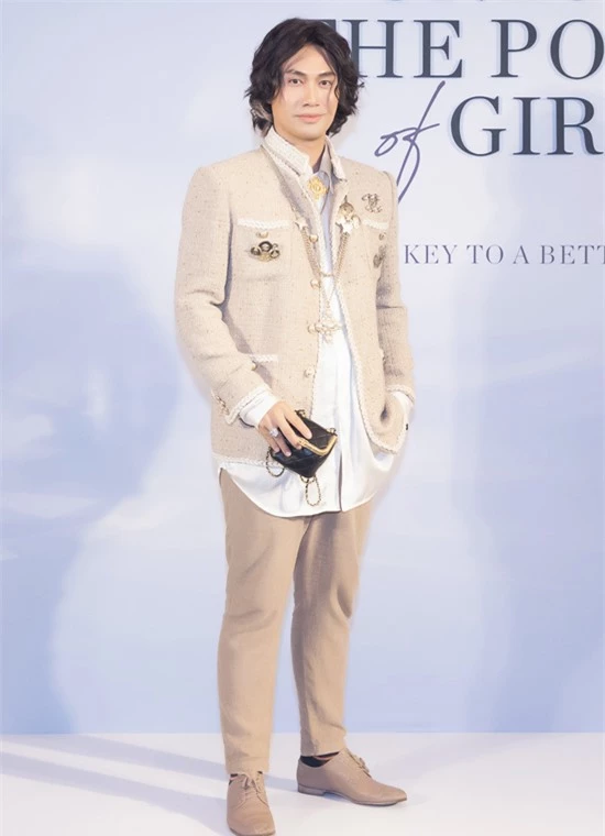 Nhà thiết kế Lý Quí Khánh sành điệu với trang phục gam xám.