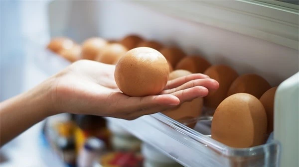 Đặt trứng ở cánh cửa tủ lạnh, sai lầm hầu hết các bà nội trợ đều mắc phải. 