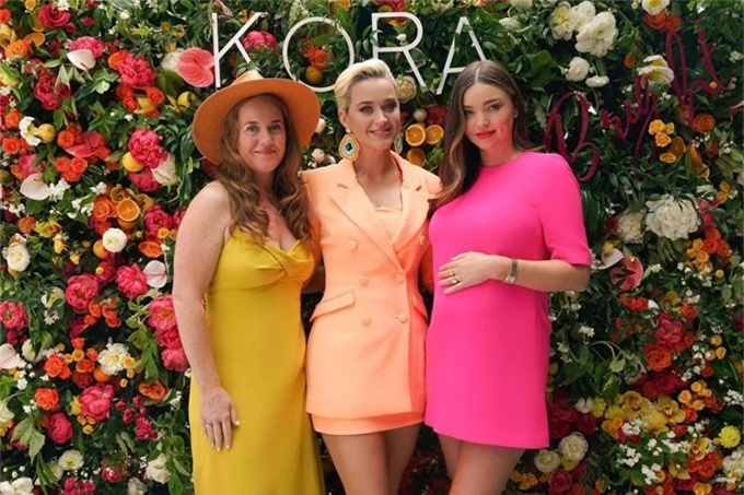 Katy Perry (giữa) đưa chị gái đến buổi giới thiệu sản phẩm mới của Miranda vào đầu năm ngoái.