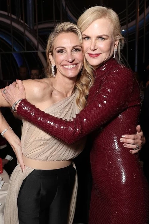 Julia Roberts và Nicole Kidman thân thiết tại lễ trao giải Quả Cầu Vàng năm 2019.