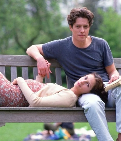 Cảnh phim lãng mạn của Hugh Grant và Julia Roberts trong Notting Hill.