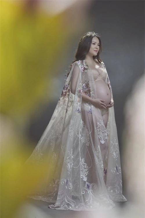 Bên cạnh váy xuyên thấu, Dương Cẩm Lynh còn sử dụng áo choàng mỏng manh để mix cùng nội khi chụp ảnh bụng bầu.