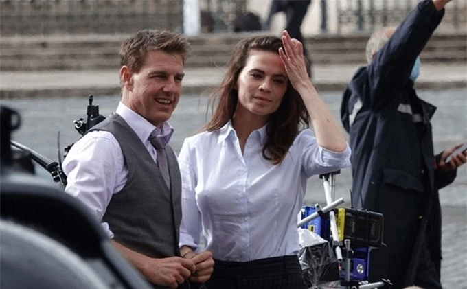 Tại London, Tom Cruise có nhiều cảnh diễn chung với Hayley Atwell - nữ diễn viên kém anh 20 tuổi. Cô đóng một vai mới trong phần 7 của Mission: Impossible (Điệp vụ bất khả thi), hiện được giữ bí mật về thân phận.