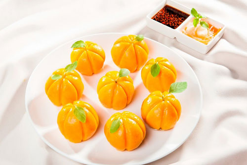 Cách làm bánh bí đỏ nhân tôm thịt lạ miệng cho ngày mưa gió