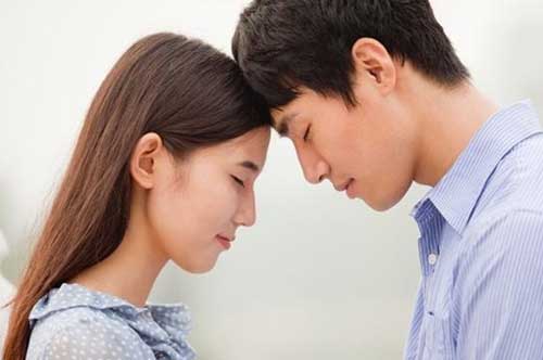 Ngày ra tòa, vợ mang theo một bó hoa cẩm chướng đỏ khiến chồng ngạc nhiên đến thẫn thờ, lời cô nói sau đó càng khiến anh hối hận vội vàng rút đơn