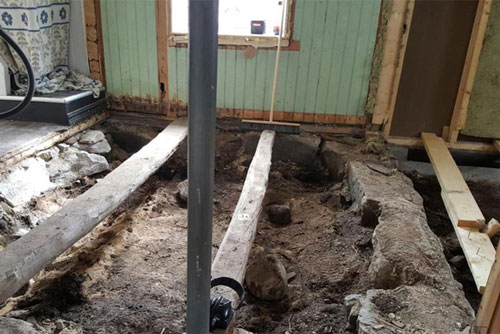 Dỡ sàn nhà lên để đặt tấm cách nhiệt, cặp vợ chồng ngỡ ngàng khi phát hiện bấy lâu nay họ giẫm chân lên một ngôi mộ cổ kỳ bí 1.000 tuổi