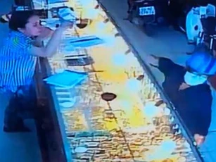 TP.HCM: Vờ hỏi mua rồi đeo 2 nhẫn vàng trị giá hơn 100 triệu tẩu thoát