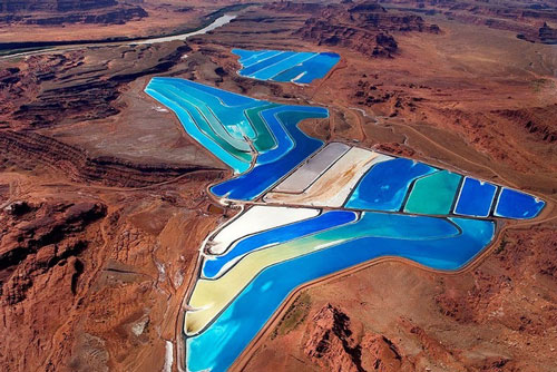 Lạ mắt hồ nước cầu vồng giữa sa mạc nước Mỹ