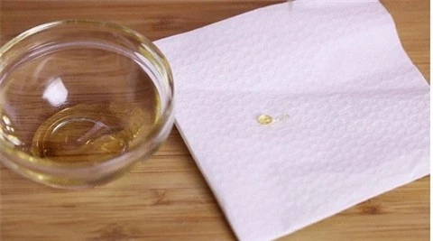 Dùng giấy để phân biệt mật ong