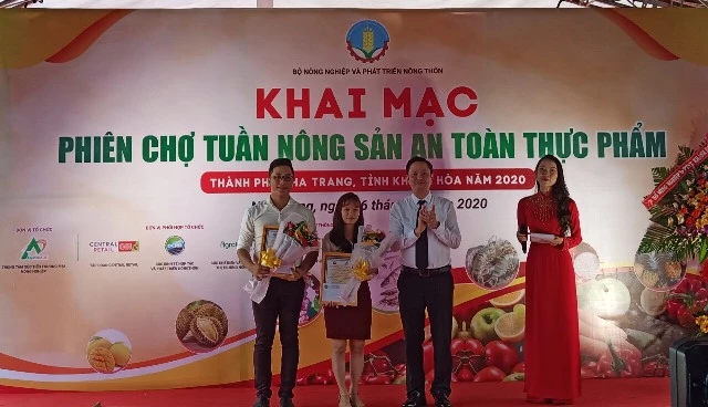 Trao giải cho sản phẩm đạt giải do người tiêu dùng bình chọn tại Khai mạc Phiên chợ