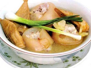 Những người tuyệt đối không nên ăn móng giò
