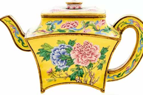 Dọn gác xép, người đàn ông tìm thấy ấm trà cổ trị giá gần 3 tỷ đồng