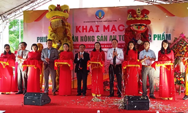 Nhiều đặc sản vùng miền hội tụ tại “Phiên chợ Tuần nông sản an toàn thực phẩm năm 2020”