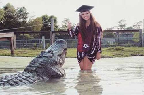 Mừng tốt nghiệp bên cá sấu "khủng"