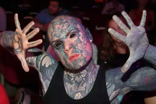 Thầy giáo mầm non suýt mất việc vì xăm hình kín người 