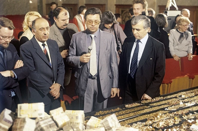 Gdlyan và Ivanov (từ trái sang) tại cuộc họp báo công bố số tiền, vàng bị tịch thu, 1988.