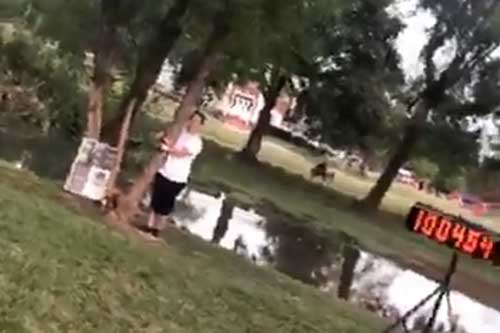 Ôm cây hơn 10 tiếng đồng hồ để lập kỷ lục Guinness thế giới